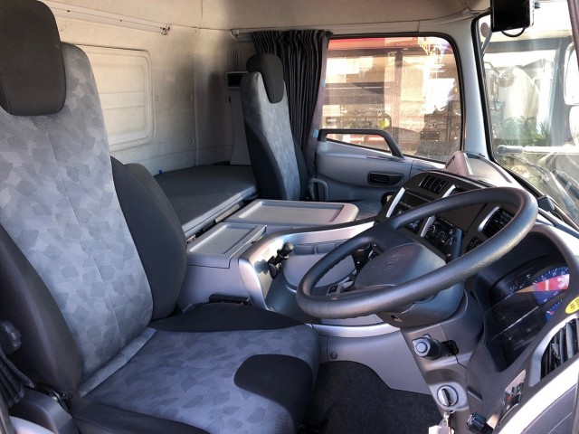 【332】ＵＤトラックスクオン　低床　冷凍ウイング　総輪エアサス　ハイルーフ