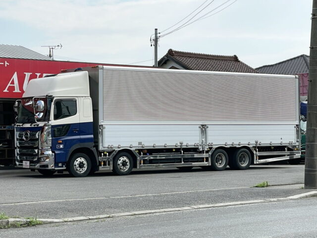 日野：17プロフィア：ハイルーフ：メッキ多数：ステンレス多数：アルミホイール