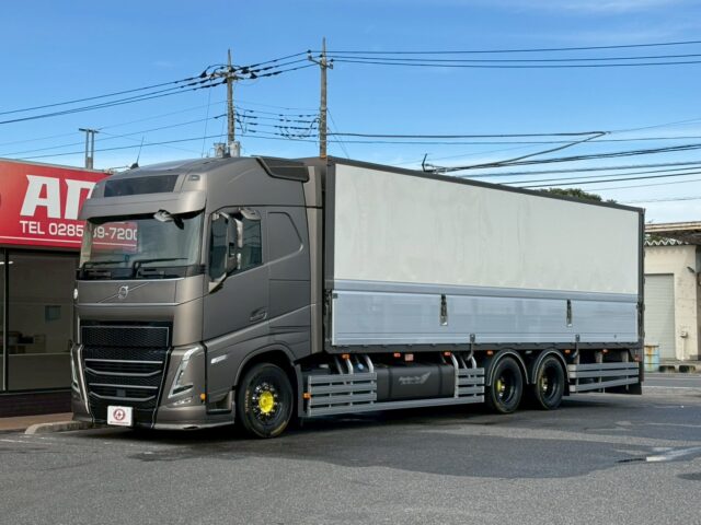 VOLVO：FH：グローブトロッター：ウィング：ブラックウルフホイール：木床