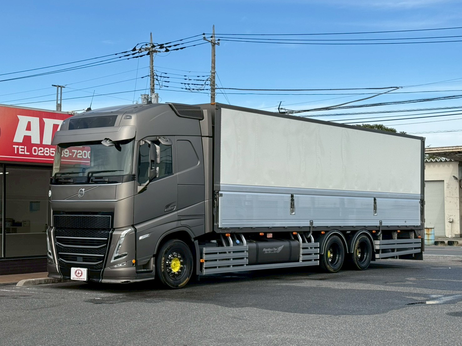 VOLVO：FH：グローブトロッター：ウィング：ブラックウルフホイール：木床