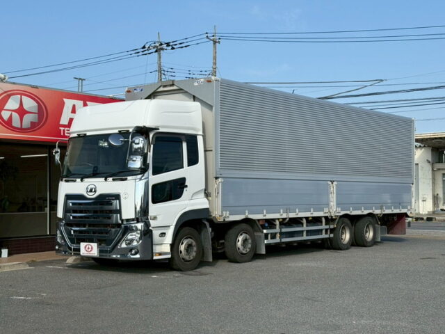 UDトラックス：クオン：ハイルーフ：ウィング：メッキ多数：木床：ラッシング2段