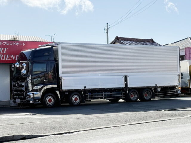 日野：17プロフィア：ハイルーフ：メッキ多数：アルミホイール：木床：E13Cエンジン