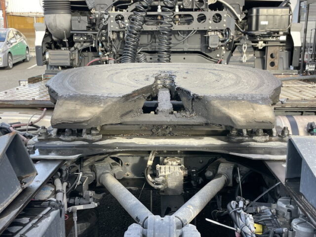 クオン　ハイルーフ　トレーラーヘッド　第5輪荷重11.500㎏　エアサス　410馬力