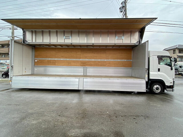 【826】H30　ギガ　4軸　ウィング　格納ゲート　7速MT　エアサス　走行距離10万km以下