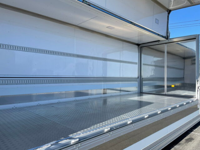 【906】R3　17レンジャー　6200ワイド　冷凍ウィング　エアサス　床シマイタ　240馬力　登録済未使用車