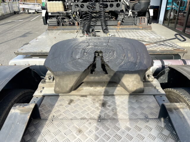 UDトラックス：クオン：トレーラーヘッド：メッキ多数：第5輪荷重11.500㎏