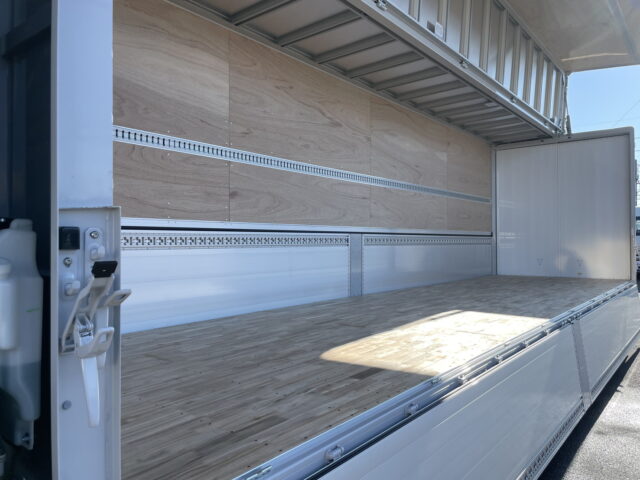 いすゞ　ギガ　ハイルーフ　ウィング　未使用車　アルミホイール　メッキ多数