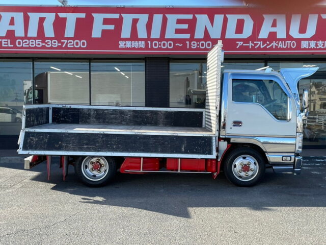 いすゞ　エルフ　平ボディ　5MT　フロントバイザー　プロテク縞板　木床　内装生地張り