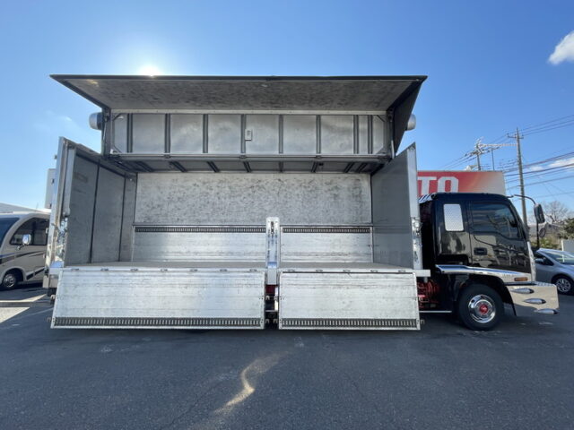 【委託販売車両】いすゞ：フォワード：205馬力：6MT：リア門口ステンレス：木床：ロケット：舟形バンパー：ステンレス多数　