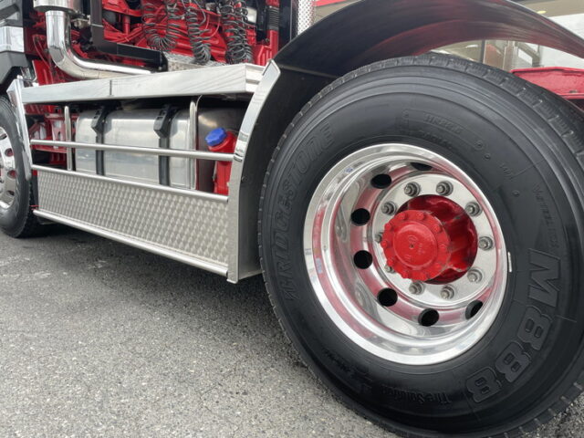 日野：プロフィア：トレーラーヘッド：内装生地張り：ハイルーフ：架装多数：メッキ多数