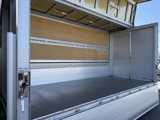 日野：デュトロ：ウィング：ワイドロング：180馬力：ステンレス多数：2.950㎏積