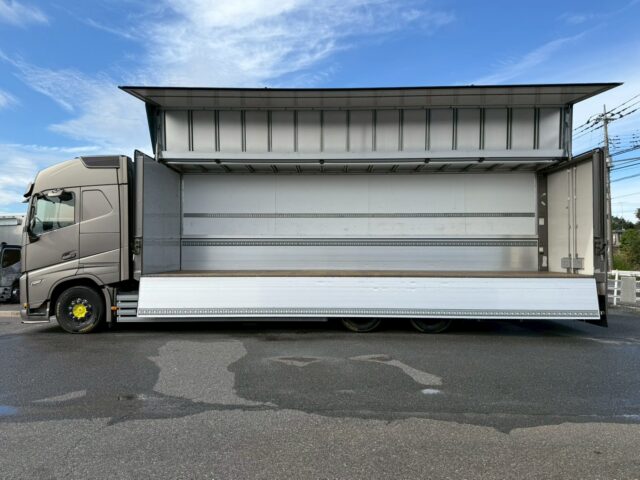 VOLVO：FH：グローブトロッター：ウィング：ブラックウルフホイール：木床