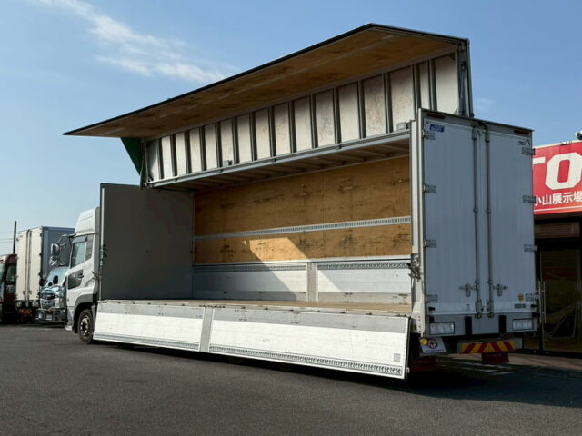 UDトラックス：クオン：ハイルーフ：ウィング：メッキ多数：木床：ラッシング2段