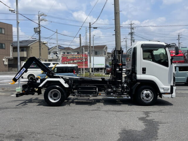 いすゞ：フォワード：登録済未使用：アームロール：3人乗り：ベッドレス：積載3.750㎏