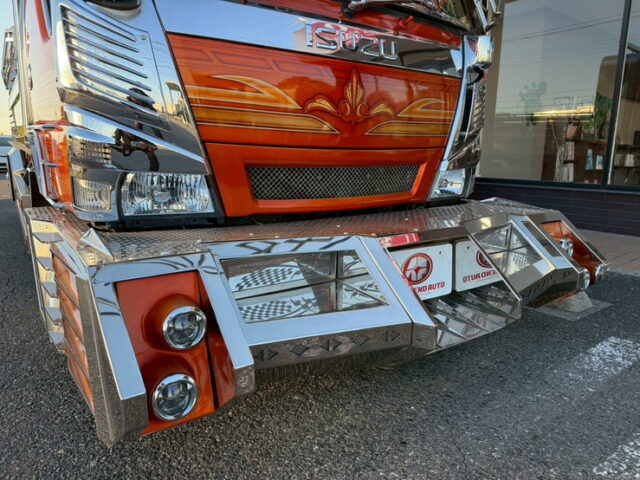 いすゞ：エルフ：イベント車：架装多数：カスタムペイント：荷台トランク仕様：マニ割り