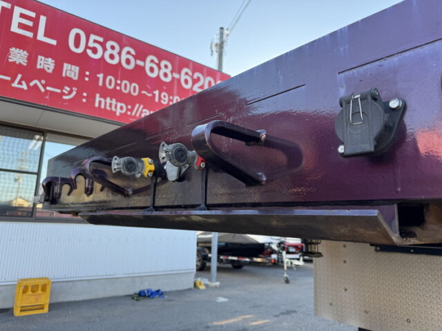 東邦：トレーラー：まな板：3軸：スタンション多数：内フック多数：最大積載量27.500㎏