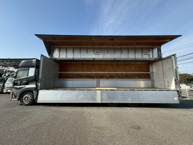 クオン:ハイルーフ:ウィング:メッキ多数:ステンレスバイザー:アルミホイール