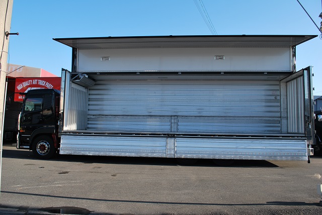 【200】ＵＤトラックス　クオン　中低床　冷凍ウイング　リヤエアサス