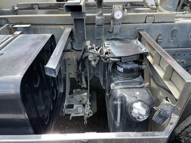 日野　17プロフィア　ダンプ　5300×2200　E13C　前出しバンパー　昇降機付き　電動コボレーン