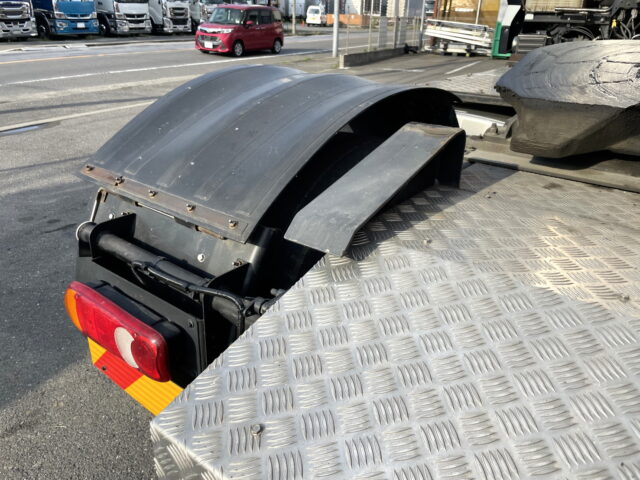 UDトラックス：クオン：トレーラーヘッド：メッキ多数：第5輪荷重11.500㎏