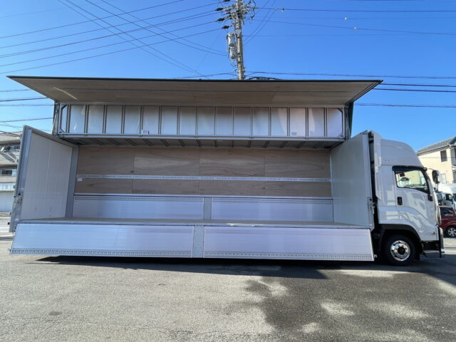 いすゞ　ギガ　ハイルーフ　ウィング　未使用車　アルミホイール　メッキ多数