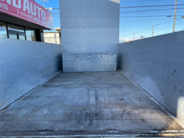 いすゞ：エルフ：平アルミブロック（70㎝）６速MT：フロントバイザー：ミラーステー：アルミホイール：架装多数　