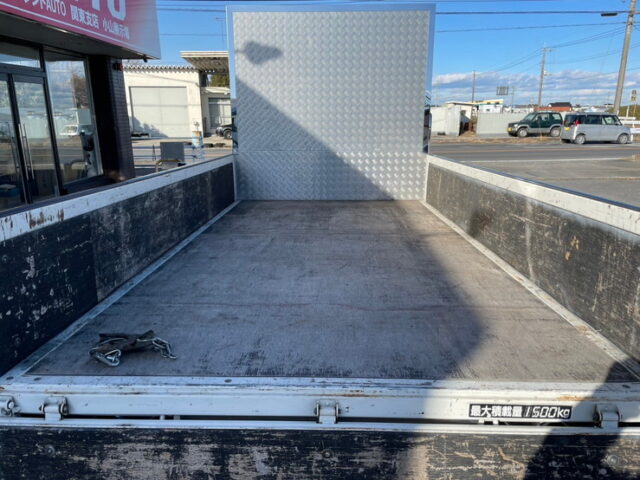 いすゞ　エルフ　平ボディ　5MT　フロントバイザー　プロテク縞板　木床　内装生地張り