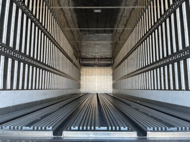 UD クオン：ハイルーフ：冷凍バン：トレクス造りボデー：横扉：ステンレス多数：AT