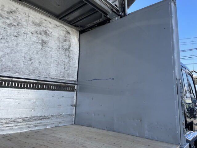 【委託販売車両】いすゞ：フォワード：205馬力：6MT：リア門口ステンレス：木床：ロケット：舟形バンパー：ステンレス多数　