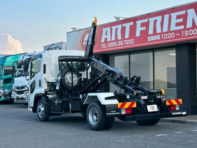 いすゞ：フォワード：登録済未使用：アームロール：3人乗り：ベッドレス：積載3.750㎏