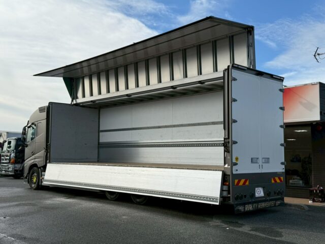 VOLVO：FH：グローブトロッター：ウィング：ブラックウルフホイール：木床