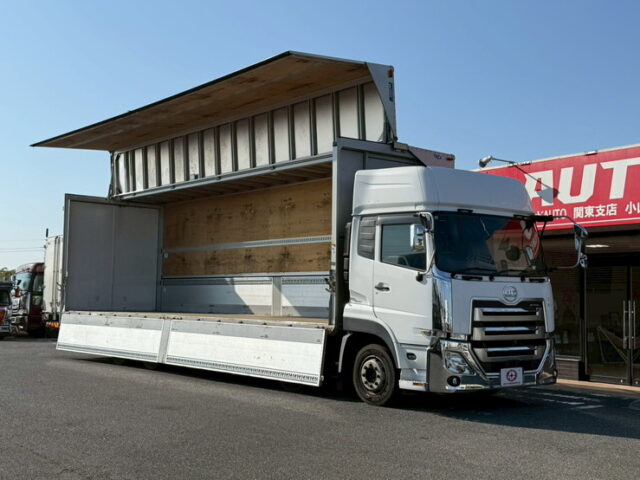 UDトラックス：クオン：ハイルーフ：ウィング：メッキ多数：木床：ラッシング2段