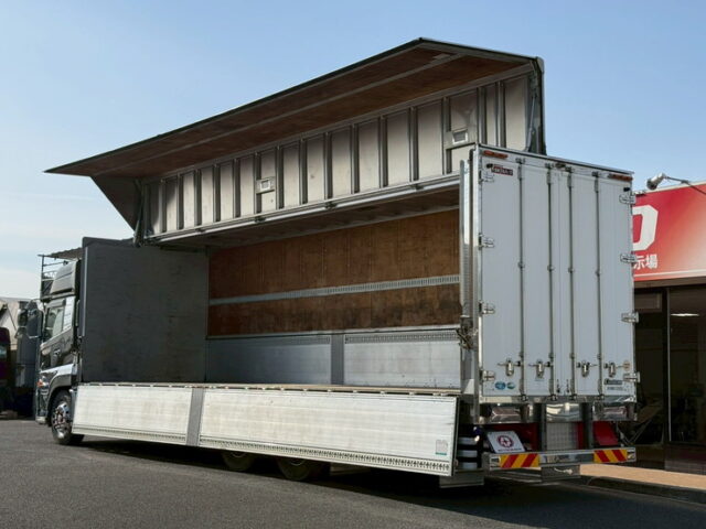 クオン:ハイルーフ:ウィング:メッキ多数:ステンレスバイザー:アルミホイール