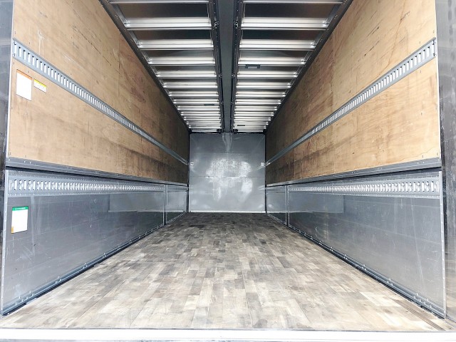 【469】UDトラックス　クオン　ウィング　10輪　ステンレス多数