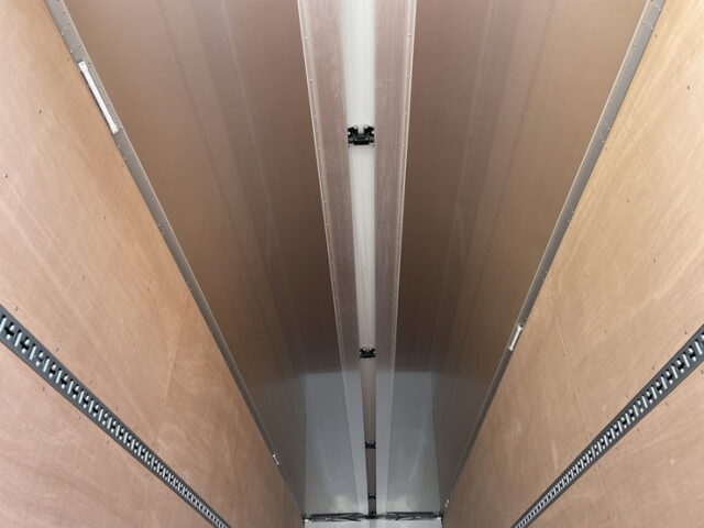 日野　17プロフィア　未使用　ハイルーフ　アルミホイール　リア門口ステンレス　7速MT