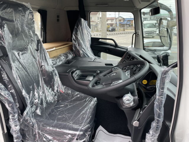 17スーパーグレート　トレーラーヘッド　ハイルーフ　D尺　460馬力　未使用　第5輪荷重11.500㎏　プレミアムライン