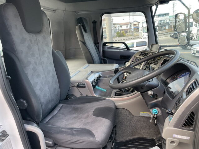 クオン　ハイルーフ　トレーラーヘッド　第5輪荷重11.500㎏　エアサス　410馬力