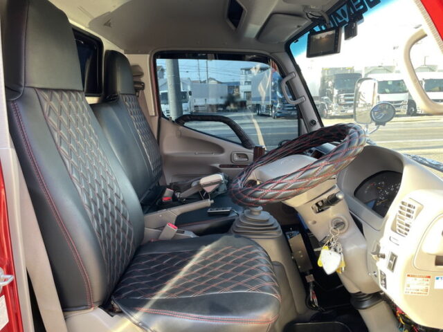 日野　デュトロ　4段クレーン　ラジコン　フックイン　前出しバンパー昇降機付き　ヒッチメンバー