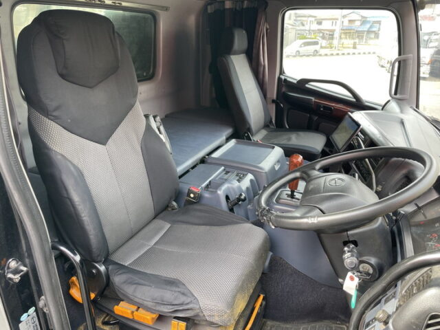 日野　プロフィア　ハイルーフ　トレーラーヘッド　架装多数　第5輪荷重8.900㎏　メッキホイール