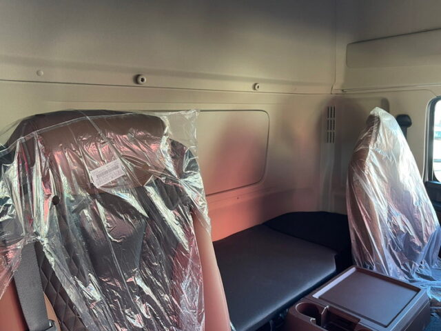 【911】R3　17プロフィア　造りボディ　ウィング　格納ゲート付　7速MT　未使用車