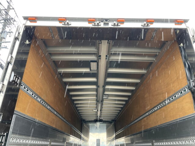 日野　17プロフィア　ハイルーフ　ウィング　造りボデー　1M10アオリ　内装生地張り