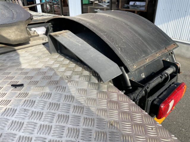 UDトラックス：クオン：トレーラーヘッド：メッキ多数：第5輪荷重11.500㎏