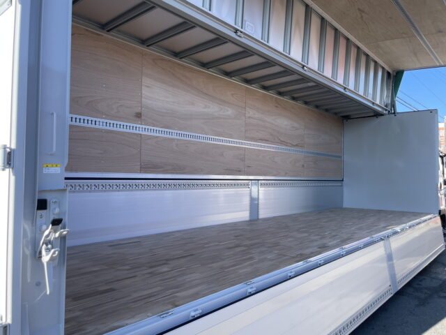 いすゞ　ギガ　ハイルーフ　ウィング　未使用車　アルミホイール　メッキ多数