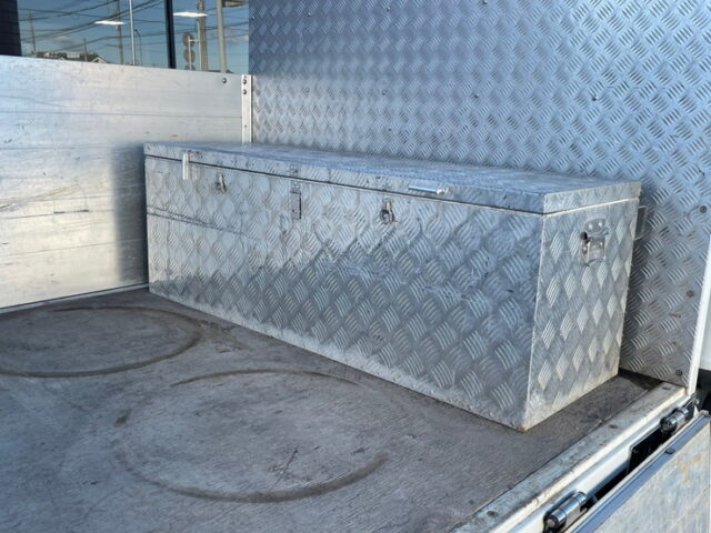 いすゞ：エルフ：平アルミブロック（70㎝）６速MT：フロントバイザー：ミラーステー：アルミホイール：架装多数　