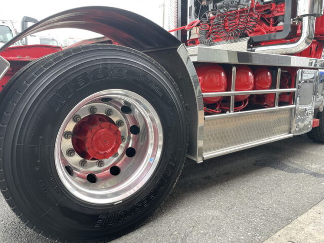 日野：プロフィア：トレーラーヘッド：内装生地張り：ハイルーフ：架装多数：メッキ多数