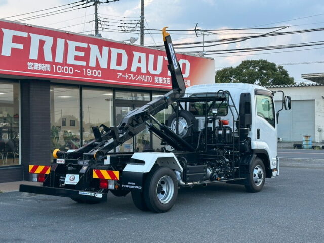 いすゞ：フォワード：登録済未使用：アームロール：3人乗り：ベッドレス：積載3.750㎏