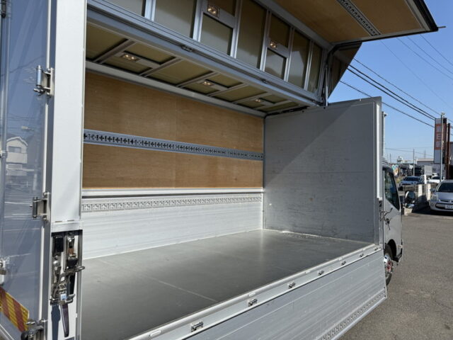 日野：デュトロ：ウィング：ワイドロング：180馬力：ステンレス多数：2.950㎏積