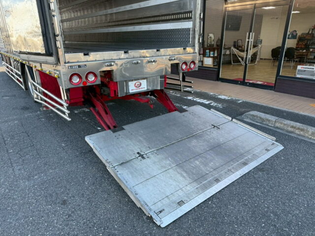 いすゞ：フォワード：ハイルーフ：冷凍バン：7100標準幅：架装多数：格納ゲート：エアサス