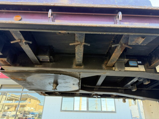 東邦：トレーラー：まな板：3軸：スタンション多数：内フック多数：最大積載量27.500㎏