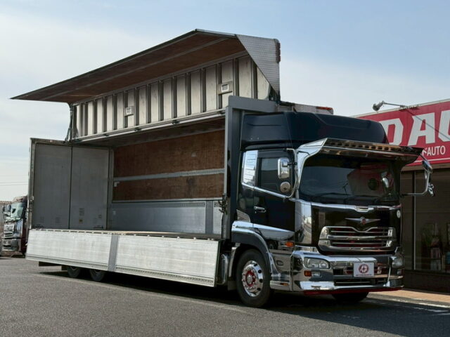 クオン:ハイルーフ:ウィング:メッキ多数:ステンレスバイザー:アルミホイール